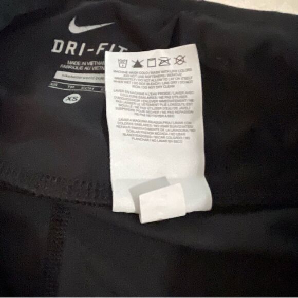 Nike Women’s Black Capri legging crop pants size XS flare cropped yoga workout - Picture 4 of 5